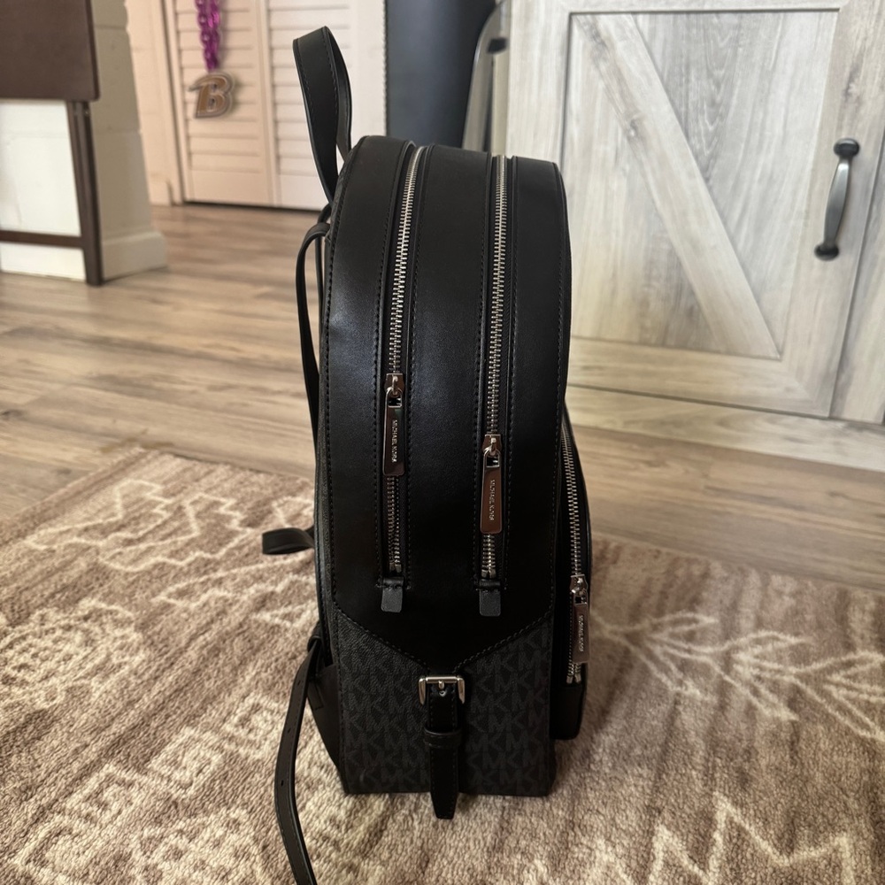 NWOT MICHAEL KORS BLACK BACKPACK WITH CLASSIC SILHOUETTE - Picture 3 of 4